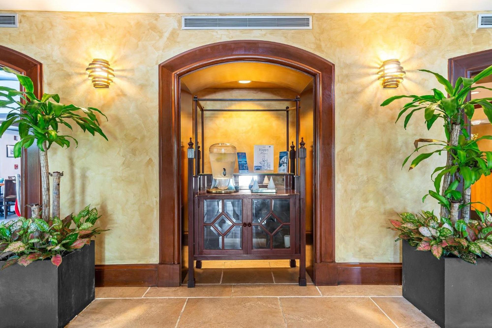The Palms Coconut Grove 1 Bedroom Includes Parking *
