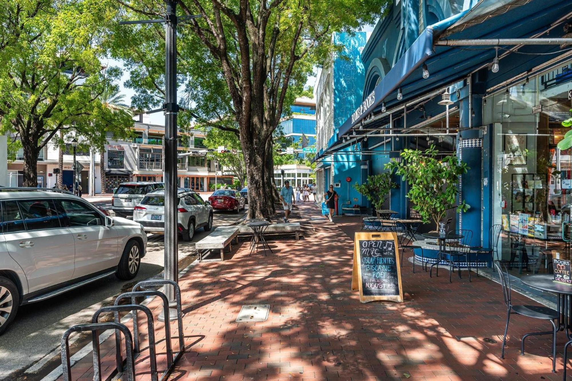 The Palms Coconut Grove 1 Bedroom Includes Parking Apartment *