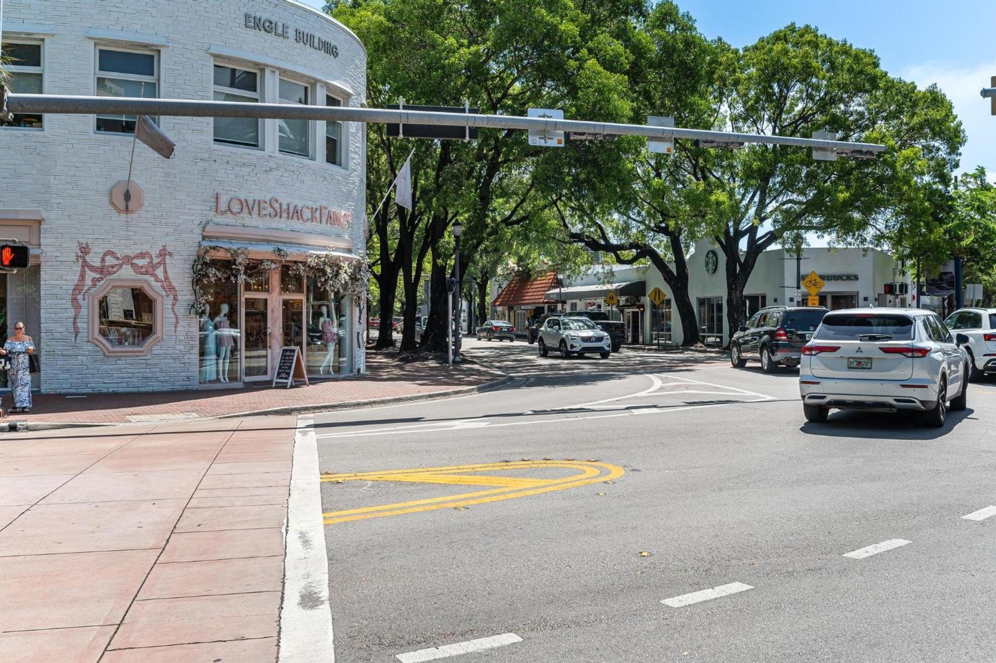 The Palms Coconut Grove 1 Bedroom Includes Parking Apartment *
