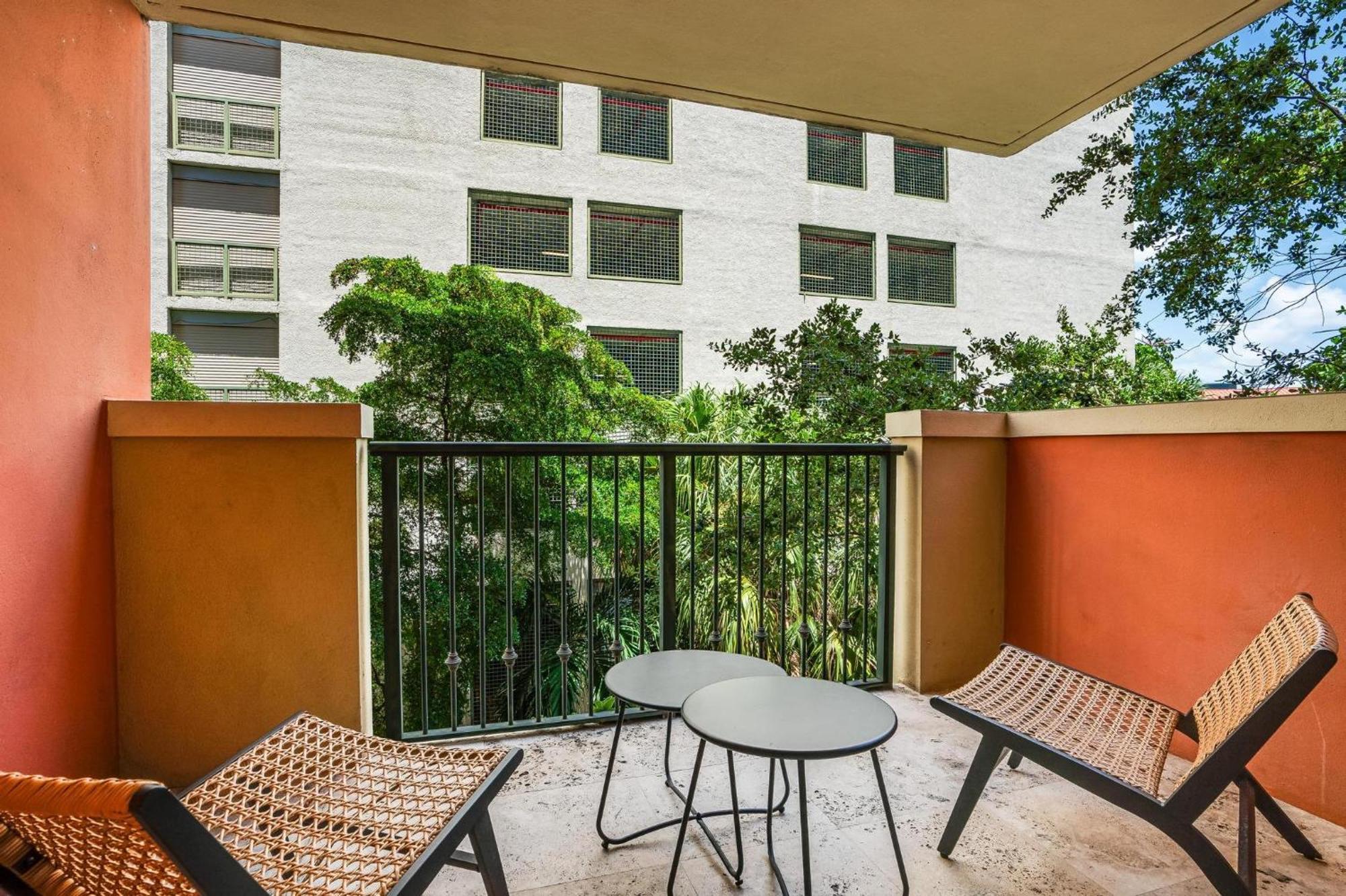 The Palms Coconut Grove 1 Bedroom Includes Parking * Miami