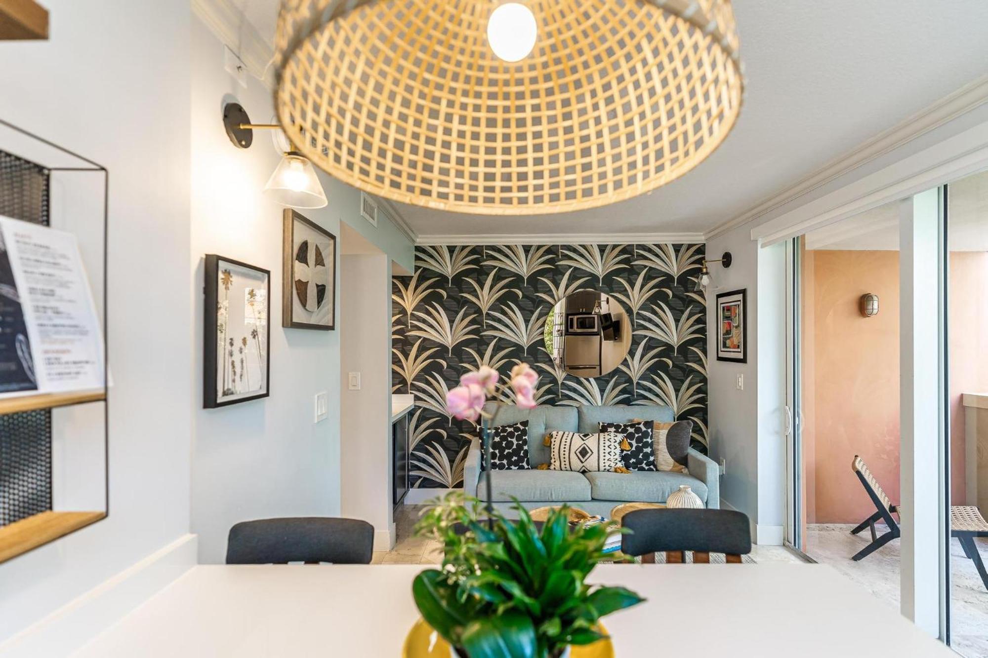 The Palms Coconut Grove 1 Bedroom Includes Parking Apartment *