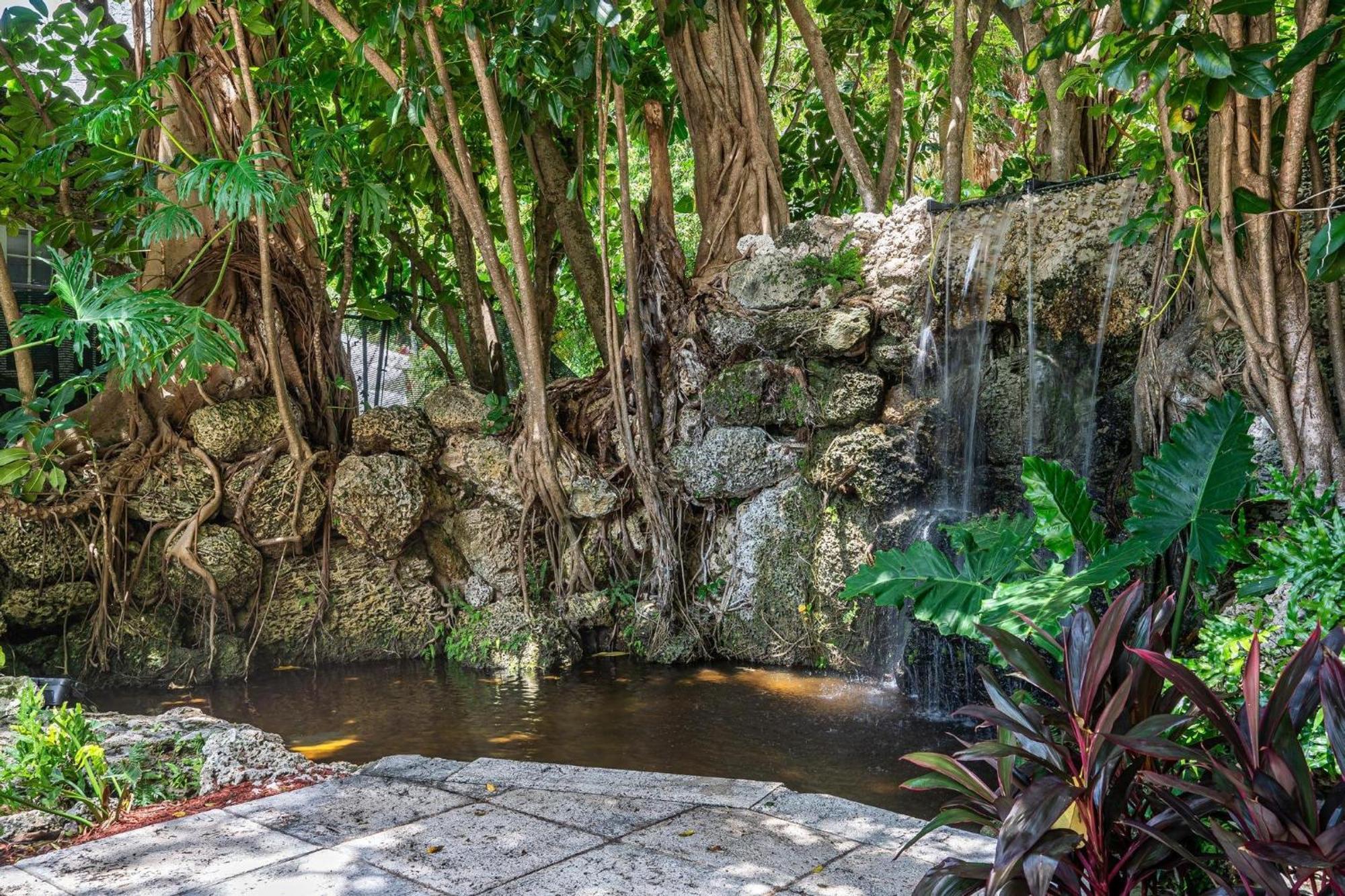 The Palms Coconut Grove 1 Bedroom Includes Parking *